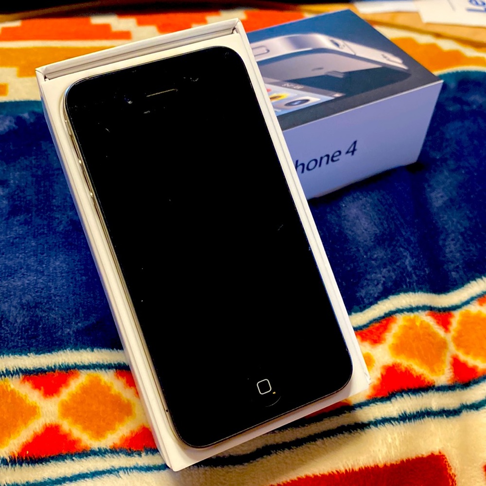 Apple iPhone 4 manual and two chargers with box ATT 8GB LOCKED